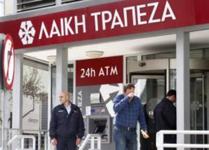 Un hombre abandona una sucursal de Laiki Bank en Nicosia (Chipre) tras la reapertura después del corralito.