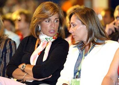 Ana Botella y Elvira Fernndez, esposa de Mariano Rajoy, durante el congreso del PP.