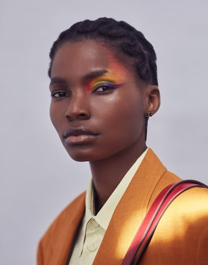 Las pinceladas de color están presentes en la pasarela de Blumarine, donde la sombra fucsia se alarga casi hasta las sienes; Chromat se atreve a combinar dos tonalidades distintas sobre los párpados con un delineado neón; y para Bibhu Mohapatra o para Halpern no existen parejas cromáticas imposibles. Además, “hay una clara influencia de la estética de los años setenta y ochenta del siglo pasado. Décadas en las que el maquillaje pasó de adornar únicamente la parte superior del ojo a estar presente también en la inferior, con el fin de conseguir unas miradas más felinas y empoderadas”, revela González Pinel. En estos looks tan nostálgicos predomina el uso de colores rompedores y el gusto por los acabados metálicos, el glitter y la purpurina.<p><b>Miradas encendidas.</b> Es tiempo de experimentar con el color sobre los párpados, tal y como proponen Blumarine o Bibhu Mohapatra. Las sombras en crema como las Pro Longwear Paint Pot, de MAC , son perfectas para conseguir este efecto junto con un toque de negro en la línea de agua, con el lápiz Smooth Silk Eye Pencil, de Giorgio Armani. La modelo viste la camisa de crepé de China de seda, chaqueta de lino y viscosa de botonadura sencilla y bolso de hombro Horsebit 1955 de piel roja, todo de Gucci. Lleva pendientes Jeux de Liens en oro rosa engastados con ónix y un diamante talla brillante, de Chaumet.</p>