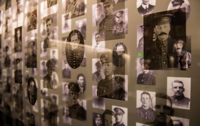 Imágenes de soldados de la Primera Guerra Mundial en el centro histórico dedicado a la batalla del Somme, en Thiepval (Francia). La batalla del Somme fue la más sangrienta de la guerra, con más de un millón de bajas, incluyendo alrededor de 400,000 muertos o desaparecidos. El 1 de julio de 1916 las fuerzas aliadas, principalmente británicas, atacan a las tropas alemanas en el frente del río Somme para aliviar la presión sobre el ejercito francés en el frente de Verdún. Los combates se prolongaron durante 141 días.