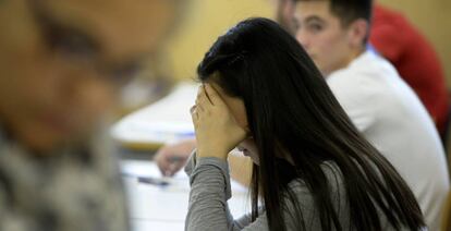 J&oacute;venes en un aula en el examen de Selectividad en la Universidad de Valencia