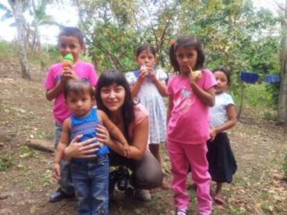 Una voluntaria con varios niños en Nicaragua.