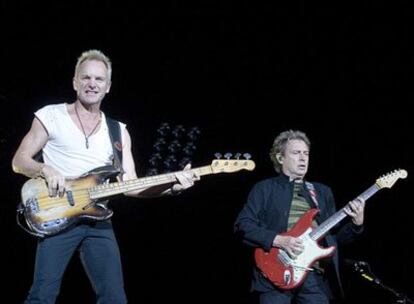 Sting y Andy Summers durante el concierto de The Police, ayer en Barcelona.