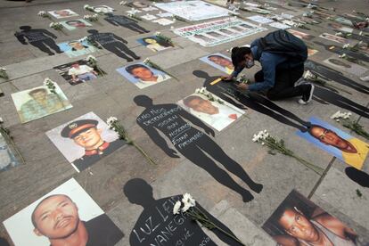 Un hombre enciende una vela durante una protesta contra las desapariciones forzadas en la plaza de la Luz en Medellín (Colombia). A falta de tres meses para cerrar el año, 2020 ya supera las 36 masacres registradas en 2019, las 29 del 2018 y las 11 del 2017.