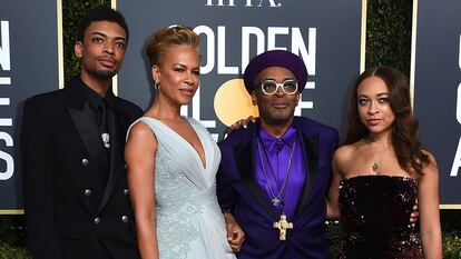 El cineasta Spike Lee y su esposa, Tonya Lewis, junto a sus hijos Jackson Lee y, a la derecha, Satchel Lee, en los Globos de Oro de 2019.