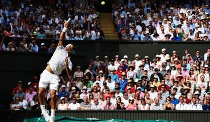 Federer sirve ante Wawrinka en su partido de cuartos de Wimbledon.