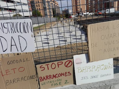 Carteles de protesta en el instituto Jane Goodall del barrio de Rejas, en el distrito San Blas-Canillejas de Madrid.