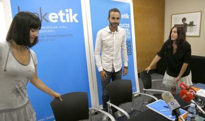 Responsables de Baketik presentan en San Sebastián su iniciativa a favor de la reconciliación social en Euskadi.