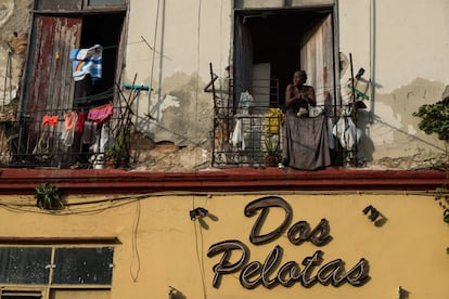 María Lecalle Odelin explica cómo ha renovado el Estado el edificio en el que ella vivió desde 1996 hasta 2000. "La madera se sustituyó por cemento. Entretanto hemos vuelto a necesitar trabajos de mantenimiento, así que hemos puesto en marcha un proyecto colectivo. Hemos pedido material al Estado y nosotros pondremos el trabajo y las horas para mejorar las viviendas".