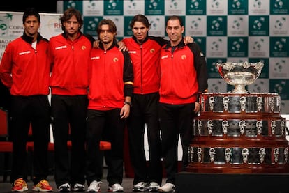 El equipo español posa junto a la ensaladera