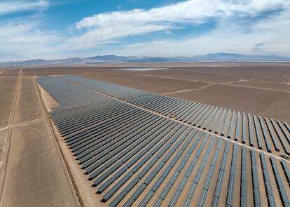 Vista aérea de una planta solar en el desierto de Atacama, en Chile.