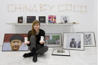 La fotógrafa Coco, junto a sus obras expuestas en la sala Kulturevolution de Cádiz.