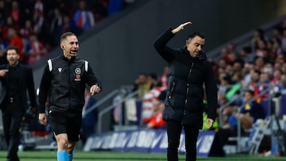 Xavi Hernández gesticula ante el cuarto árbitro durante el partido del Barcelona ante el Atlético.