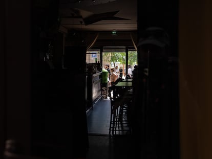 Un restaurante sin luz en Cannes, este sábado.