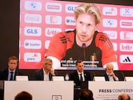 Miembros de Fifpro y European Leagues, entre ellos Javier Tebas (cuarto desde la izquierda), este lunes en Bruselas tras la denuncia presentada ante la Comisión Europea contra la FIFA con un vídeo de De Bruyne detrás.