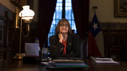 Rosa Déves en su oficina en la Universidad de Chile, en Santiago.