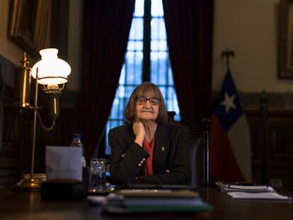 Rosa Déves en su oficina en la Universidad de Chile, en Santiago.