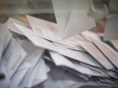 Papeletas en el interior de una urna en un colegio electoral de Barcelona, en una imagen de archivo.