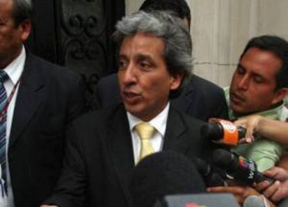 Fotografía tomada en marzo de 2012 en la que se registró al Ministro del Ambiente de Perú, Manuel Pulgar Vidal (d), quien asistirá a las "Consultas Ministeriales Informales Pre-COP XIX", en Varsovia, del 2 al 4 de octubre. EFE/Archivo