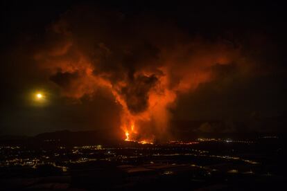 El volcán de Cumbre Vieja, el 25 de septiembre, con dos nuevas bocas eruptivas y una mayor intensidad en sus explosiones, lo que llevó a nuevas evacuaciones.