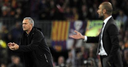 Mourinho da instrucciones a sus jugadores ante Guardiola.