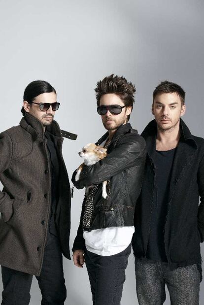 Los miembros de 30 Seconds To Mars, con Jared Leto en el centro.