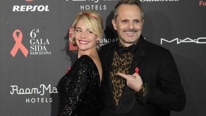 La actriz Belén Rueda, madrina del acto, acompañada por el cantante Miguel Bosé, a su llegada a la VI Gala Sida.