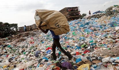 Imagen de archivo en la que un reciclador transporta residuos en el vertedero de Dandora, en Nairobi, Kenia, el 29 de julio de 2020.