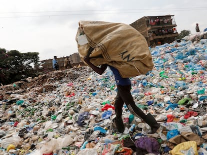 Imagen de archivo en la que un reciclador transporta residuos en el vertedero de Dandora, en Nairobi, Kenia, el 29 de julio de 2020.