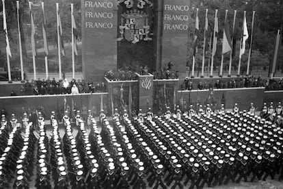 Madrid, 19 de mayo. Las tropas nacionales en el primer desfile de la victoria a su paso por el paseo de la Castellana, 50 días después de haber finalizado la Guerra Civil. En la imagen, soldados de la Armada, de infantería de marina, ante la tribuna presidencial. En la tribuna inferior izquierda están los miembros del Gobierno y jerarquías del régimen, en la superior los militares condecorados con la Gran Cruz Laureada de San Fernando y en la derecha militares de alta graduación. En el centro, el jefe del Estado, Francisco Franco Bahamonde, saluda brazo en alto.