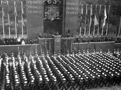 El general Franco, presidía el primer desfile de la Victoria, el 19 de mayo de 1939 en Madrid, el día que se autoimpuso la Laureada.