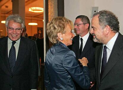 María Teresa Fernández de la Vega con Ignacio Polanco. Tras ellos, Felipe González y Alberto Ruiz-Gallardón.