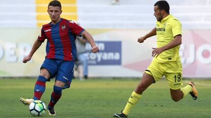 Bardhi, derecha, toca la pelota en un amistoso estival contra el Villarreal.