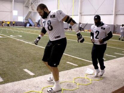 Alejandro Villanueva, con el n&uacute;mero 78, con Mike Vick en un entrenamiento. 