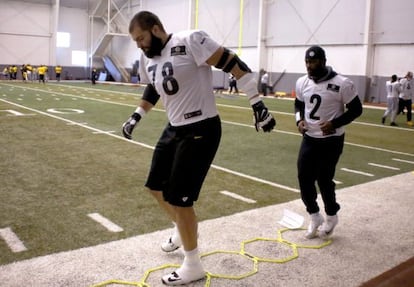 Alejandro Villanueva, con el n&uacute;mero 78, con Mike Vick en un entrenamiento. 