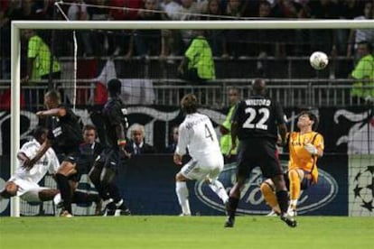 Carew (a la izquierda de la imagen) peina el primer gol que el martes recibió el Madrid en Lyón.