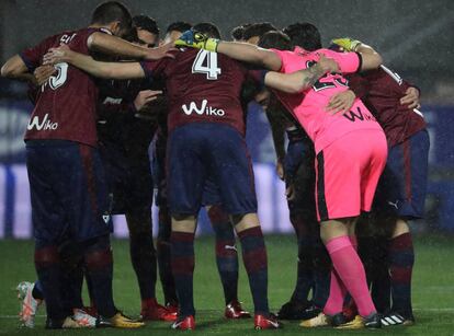Los jugadores del Eibar se abrazan antes de enfrentarse al Atlético.