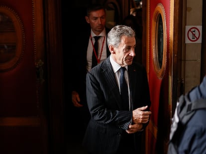 El expresidente francés Nicolas Sakozy abandona el Palacio de Justicia de París tras ser condenado por financiación ilegal de campaña electoral, el 14 de febrero.