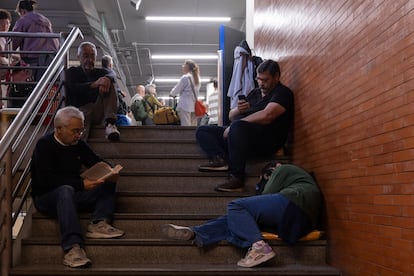 Viajeros esperan en la estación de ferrocarril de Atocha de Madrid.
