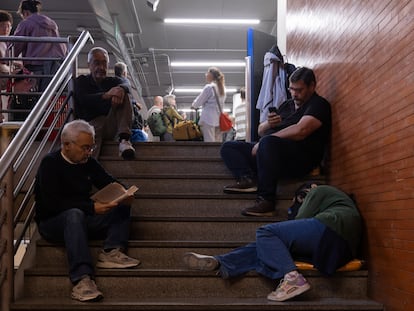 Ambiente en una estación de tren tras el apagón, este martes.