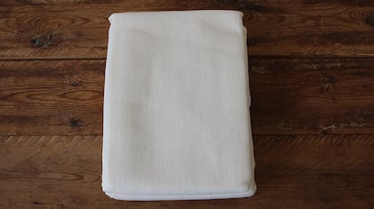 Toldo vela doblado sobre una mesa.