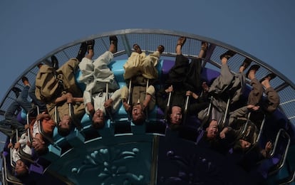 Un grupo de afganos visita un parque de atracciones en Kabul (Afganistán).