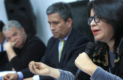 Los periodistas peruanos Paola Ugaz (derecha), Pedro Salinas (izquierda) y el abogado del Instituto de Defensa Legal, Carlos Rivera (centro), en una conferencia de prensa de 2018.