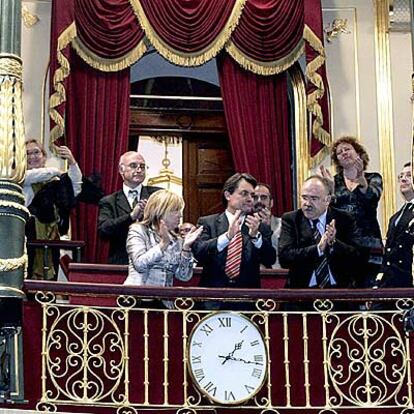 Manuela de Madre, Artur Mas y Josep Lluís Carod aplauden la admisión a trámite del nuevo Estatuto.