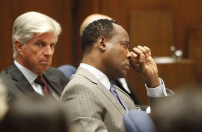 El doctor Conrad Murray, acusado de negligencia y violación de los principios profesionales, se enjuga una lágrima durante el argumento inicial de la defensa en el juicio por la muerte de Michael Jackson.