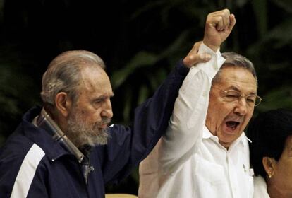 Fidel Castro levanta la mano de su hermano Raúl en el VI Congreso del Partido Comunista el 19 de abril de 2011. Este fue el primero que se celebró sin la presencia de Fidel, ya que había delegado en su hermano Raúl.