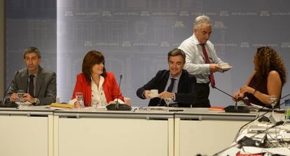 Jonan Fernandez en el centro de la imagen minutos antes de comenzar la comparecencia.