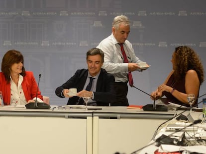 Jonan Fernandez en el centro de la imagen minutos antes de comenzar la comparecencia.