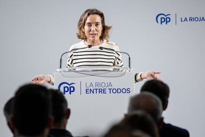 La secretaria general del Partido Popular, Cuca Gamarra, interviene ante la junta directiva del PP de La Rioja, este sábado, en Logroño.