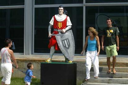 Un Capitán Trueno de tamaño natural recibe a los visitantes de la exposición.